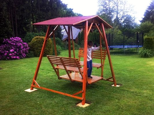 Zahradní retro houpačka - Rodinná zahradní houpačka jako stvořená pro radost dětí a lenošení dospělých. Zahradní retro houpačka - Rodinná zahradní houpačka jako stvořená pro radost dětí a lenošení dospělých.