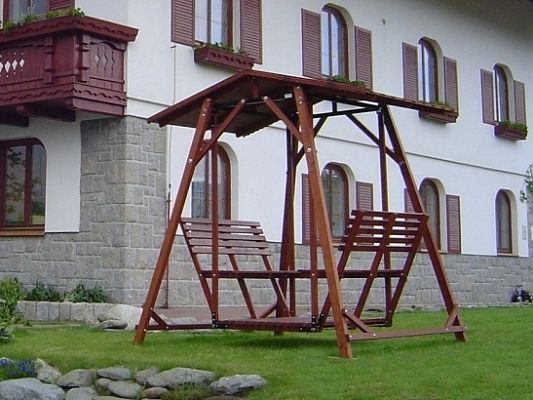 Zahradní retro houpačka - Rodinná zahradní houpačka jako stvořená pro radost dětí a lenošení dospělých. Zahradní retro houpačka - Rodinná zahradní houpačka jako stvořená pro radost dětí a lenošení dospělých.